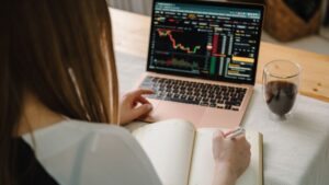How to Choose the Best Online Trading Platform 2025